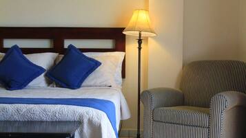 Standard-Doppelzimmer, 2 Doppelbetten | Zimmersafe, kostenloses WLAN, Bettwäsche