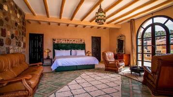 Suite Deluxe, vista a la alberca | Decoración personalizada, muebles diferentes y cortinas blackout