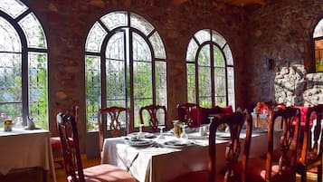 Se sirven desayunos, almuerzos, cenas y cocina local e internacional