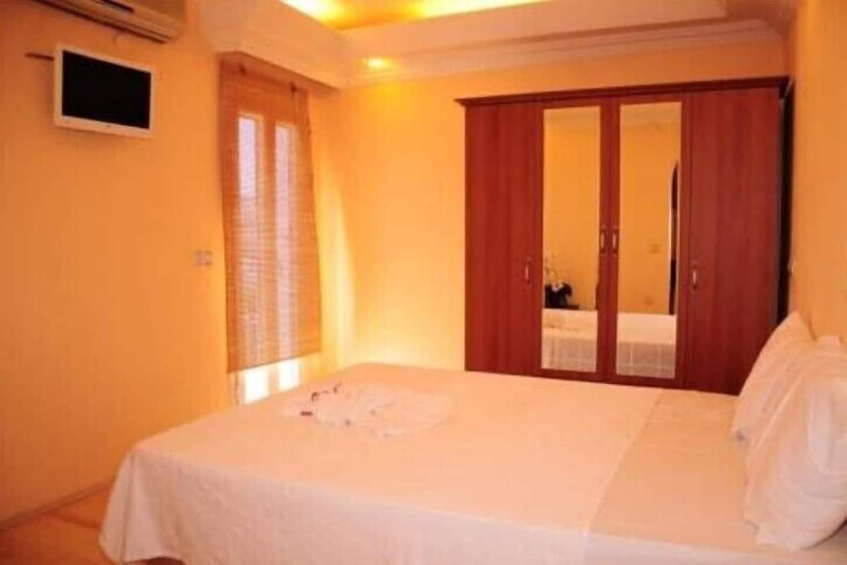 1 bedroom, desk, blackout curtains, free WiFi