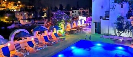 Una piscina al aire libre de temporada