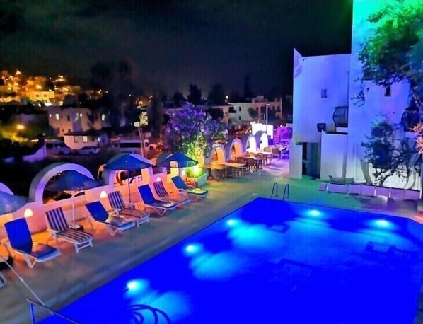 Seasonal outdoor pool - Eski Cesme Apart Butik Otel (Bodrum)