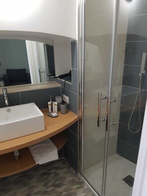 Habitación doble clásica | Baño | Regadera, amenidades de baño gratuitas, secadora de cabello, bidet 