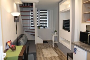 Appartement Deluxe | Aire de séjour | Téléviseur à écran plat