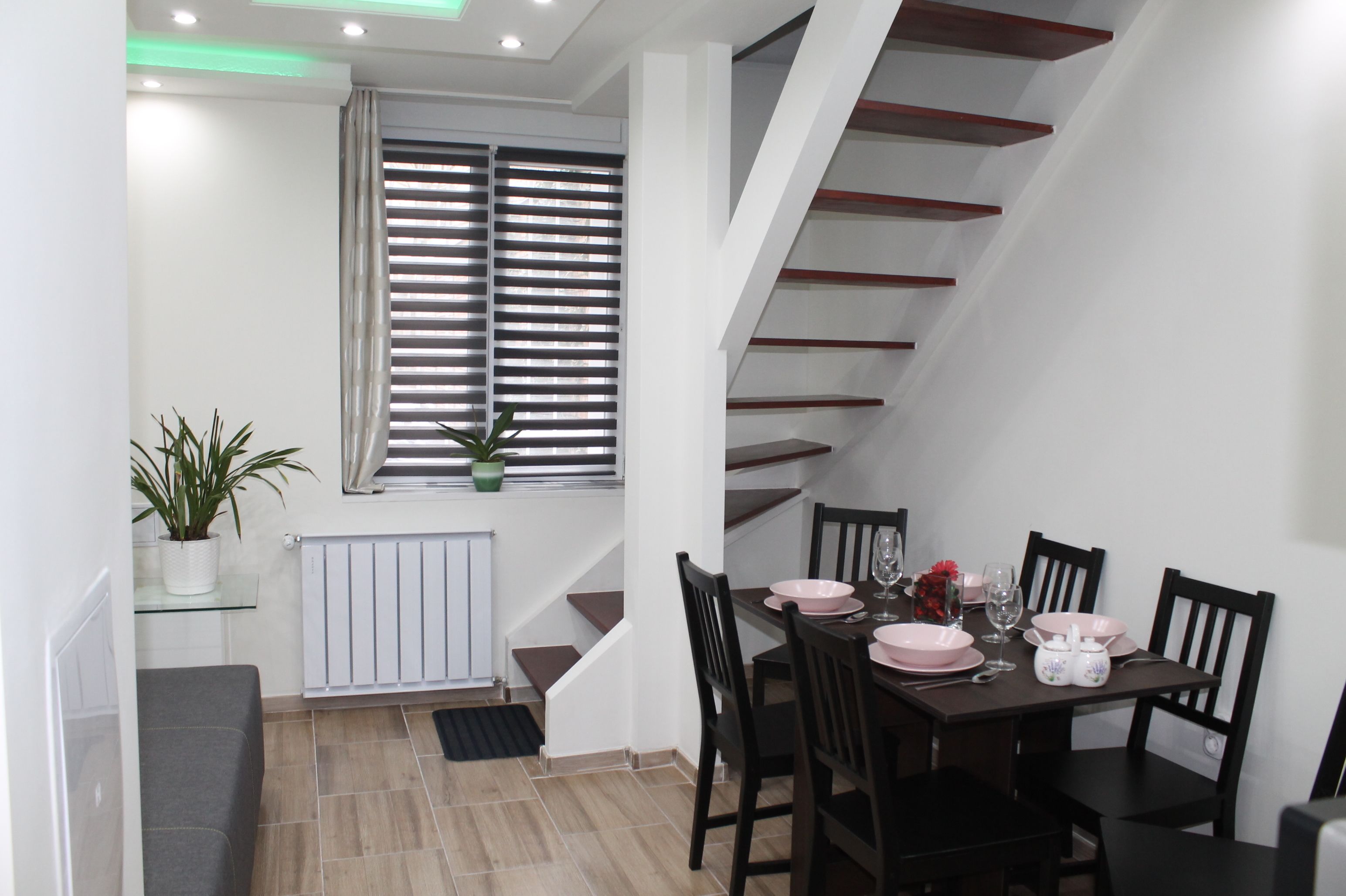 Deluxe Apartment | Living area | Flat-screen TV