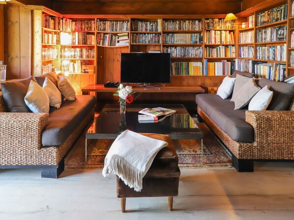 Fernseher, Kamin, DVD-Player