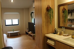 Comfort Double Room | Bathroom sink - How Chill Inn (Tainan)