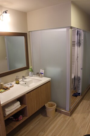 Kamar Double Comfort | Kamar mandi | Shower, pengering rambut, sandal, dan handuk