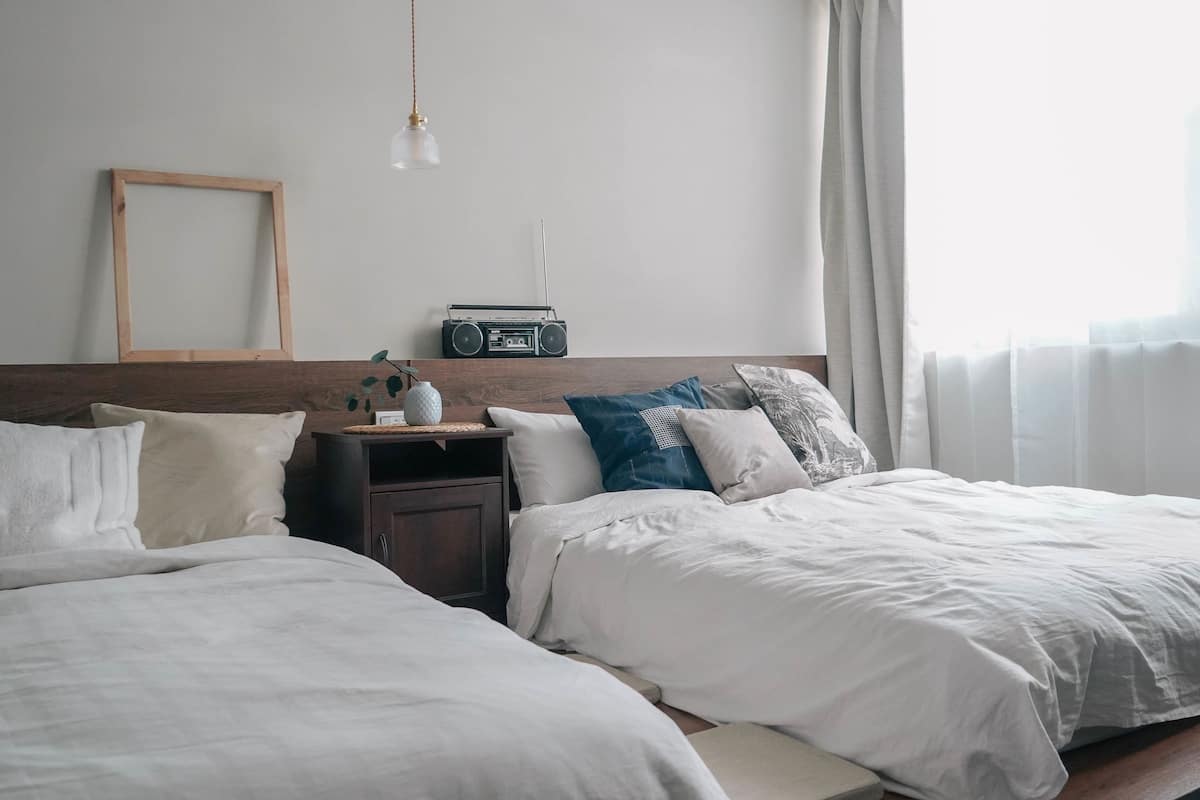 Escritorio, cortinas blackout, wifi gratis y decoración personalizada
