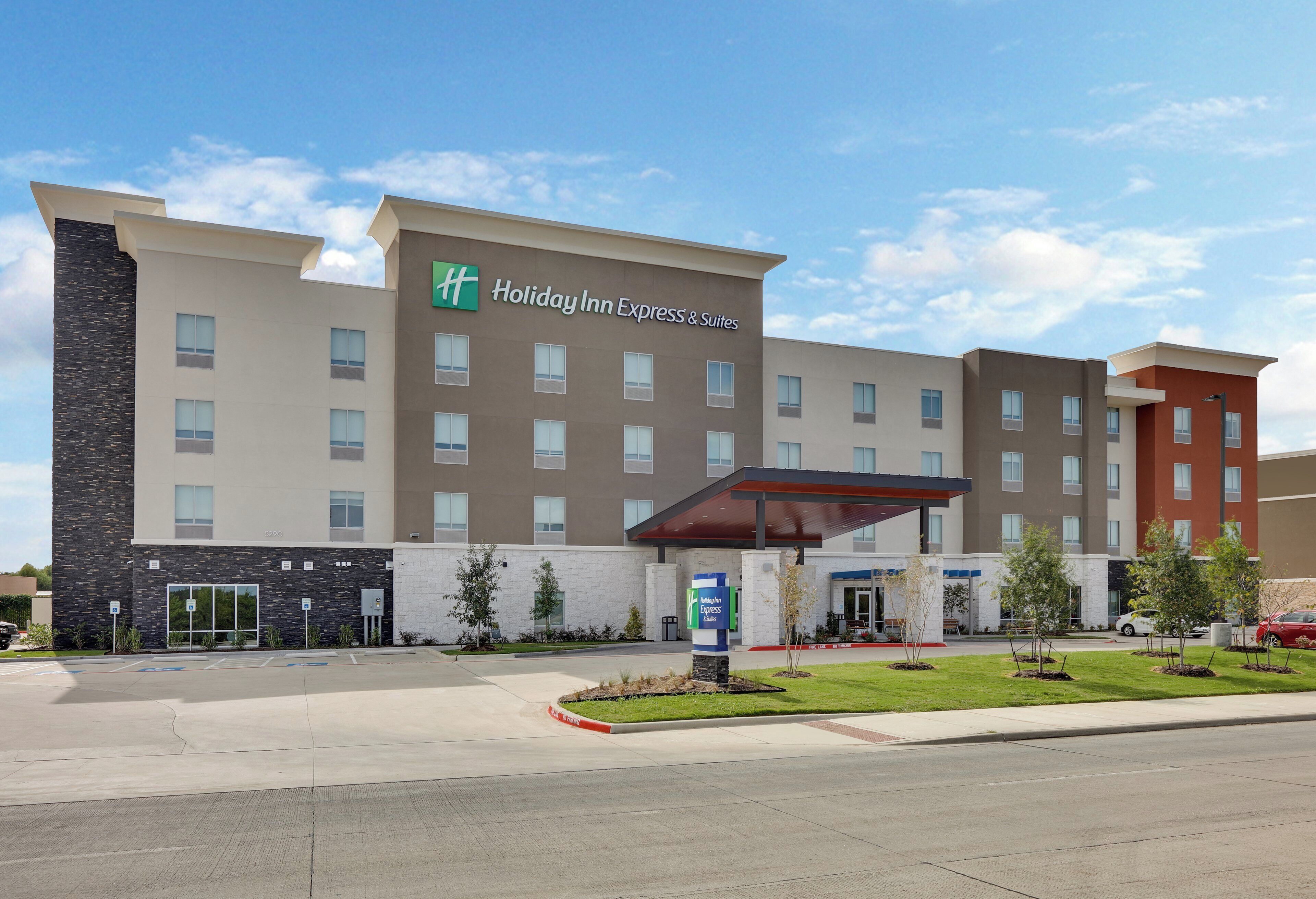 Edifício Holiday Inn Express com design moderno, com teto plano e fachada de tijolos e pedra.
