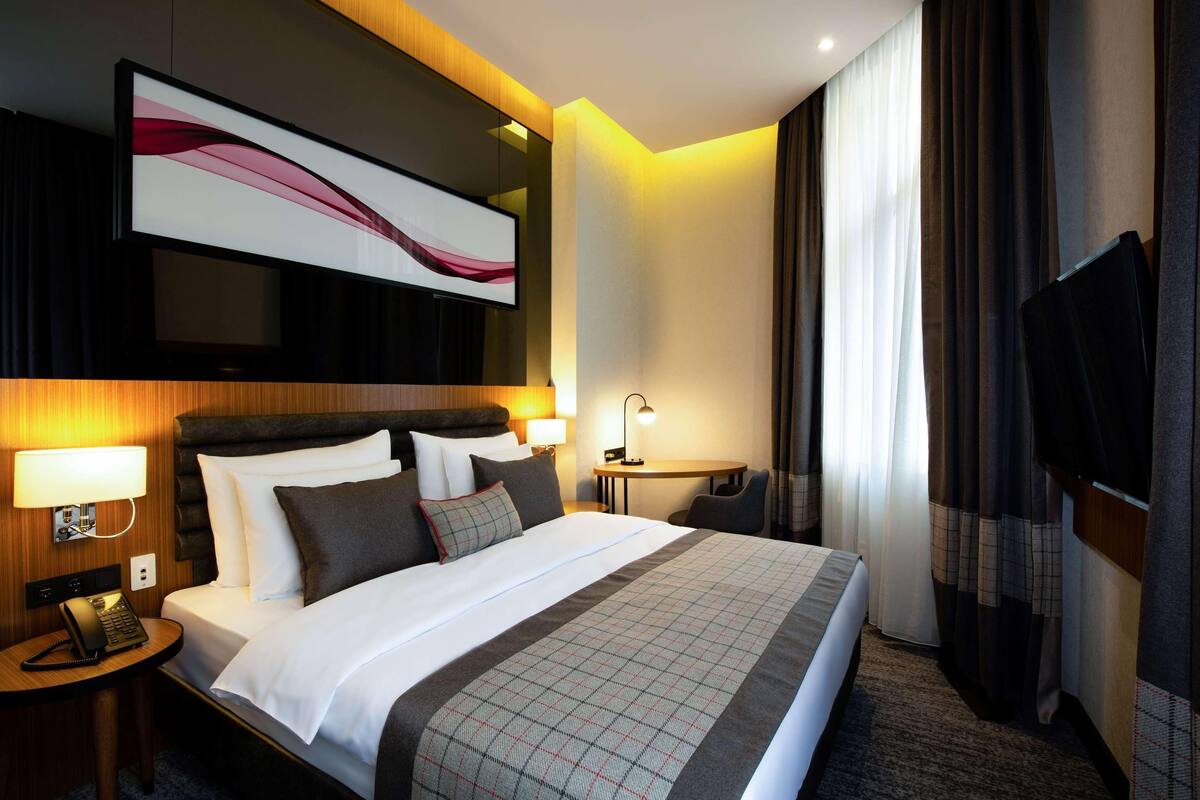 Roba de llit d'alta qualitat, minibar i caixa forta a l'habitació 
