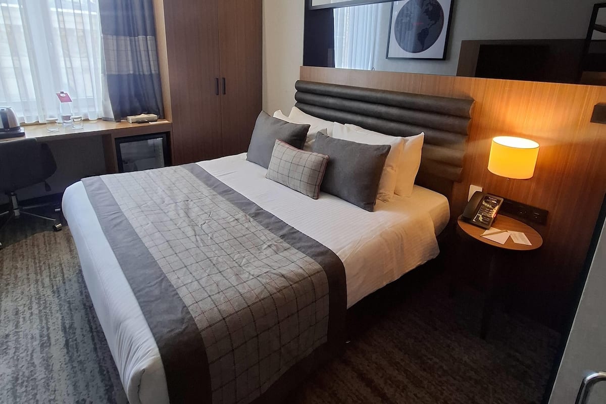 Economy Room, 1 Queen Bed, Non Smoking | Premium bedding, minibar, in-room safe, desk