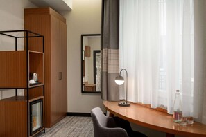 Hochwertige Bettwaren, Minibar, Zimmersafe, Schreibtisch
