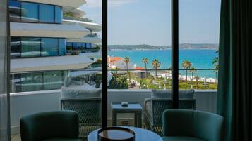 Room, 1 King Bed, Sea View, Corner | Living area
