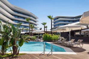 2 outdoor pools, free pool cabanas, pool umbrellas