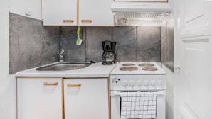 Apartment | Private kitchen | Fridge, oven, stovetop, electric kettle - Kotimaailma Helsinki Eerikinkatu 25 (Helsinki)