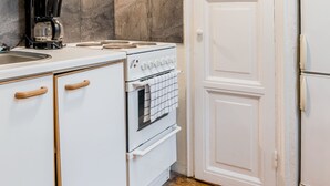 Apartment | Private kitchen | Fridge, oven, stovetop, electric kettle - Kotimaailma Helsinki Eerikinkatu 25 (Helsinki)