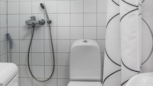 Apartment | Bathroom | Shower, hair dryer, towels, soap - Kotimaailma Helsinki Eerikinkatu 25 (Helsinki)