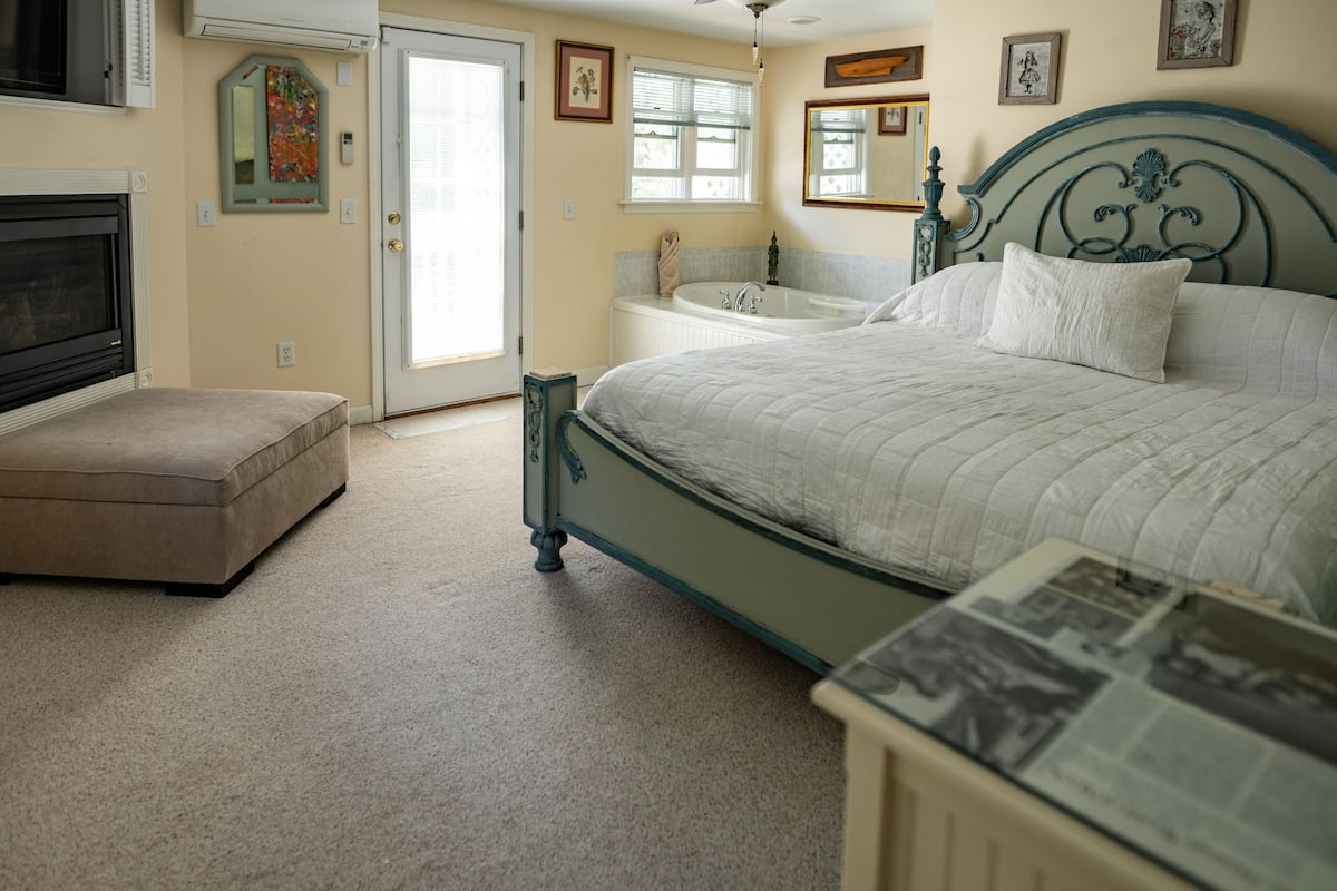 Deluxe Suite, Jetted Tub, Pool View | 1 bedroom, individually decorated, individually furnished, free WiFi