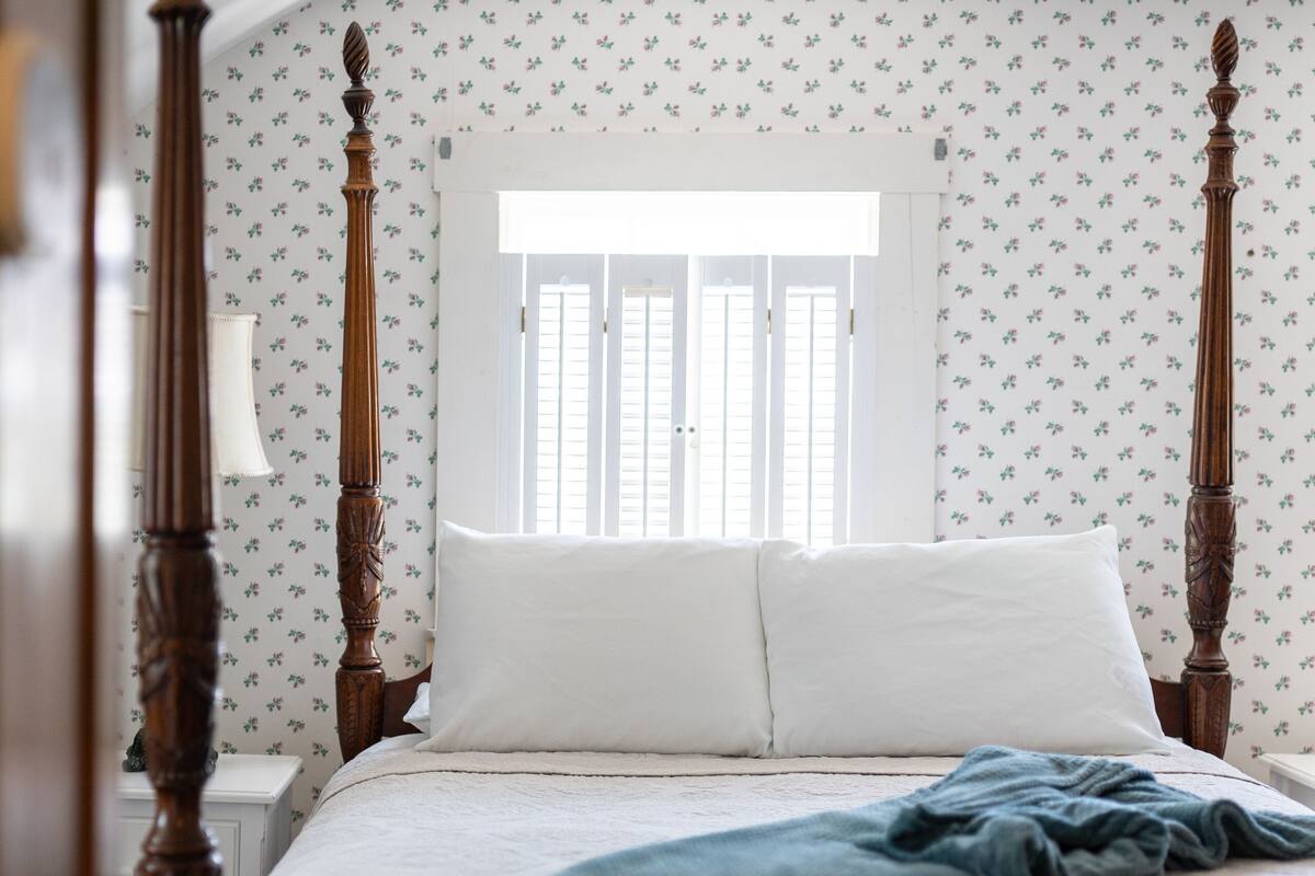 Traditional Room, 1 Queen Bed, Fireplace, Garden View | 1 bedroom, individually decorated, individually furnished, free WiFi
