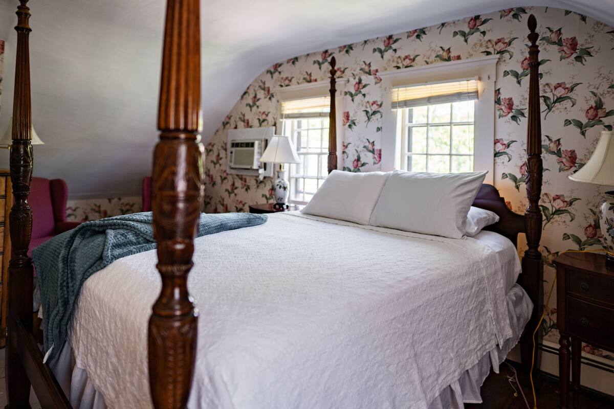 Traditional Room, 1 Queen Bed, Fireplace, Garden View | 1 bedroom, individually decorated, individually furnished, free WiFi