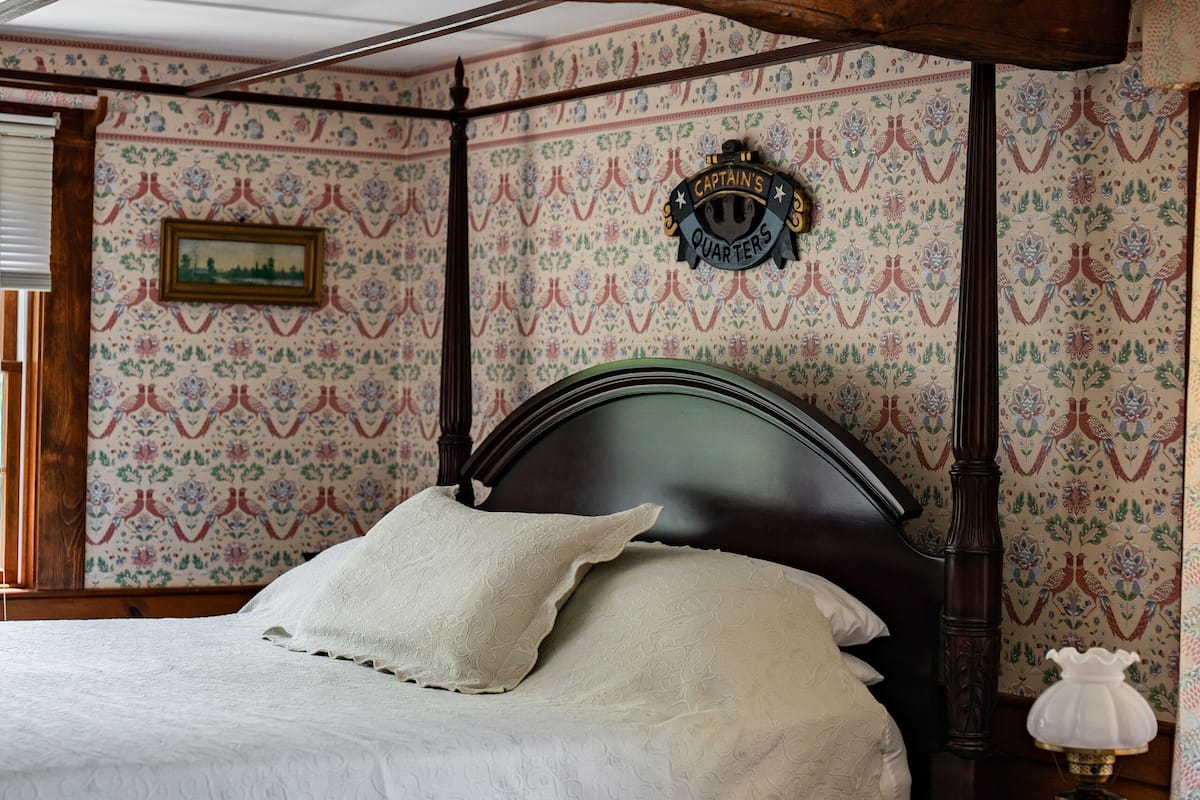 Premium Room, 1 King Bed, Jetted Tub | 1 bedroom, individually decorated, individually furnished, free WiFi