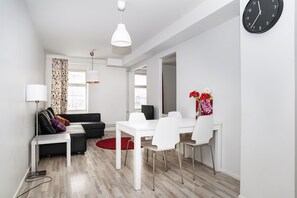 Apartment D 74 | Living room | Flat-screen TV - Kotimaailma Helsinki Eerikinkatu 43 D (Helsinki)