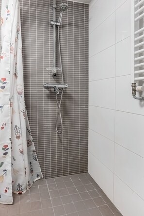 Bathroom shower - Kotimaailma Helsinki Eerikinkatu 43 D (Helsinki)