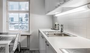 Apartment D 76, 2 Bedrooms | Einkaeldhúskrókur | Ísskápur, örbylgjuofn, bakarofn, eldavélarhellur