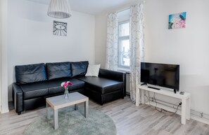 Apartment D 76, 2 Bedrooms | Living room | Flat-screen TV