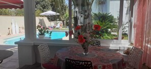 Dining - Small 30m2 house for 2 people on private property with swimming pool (Fréjus)