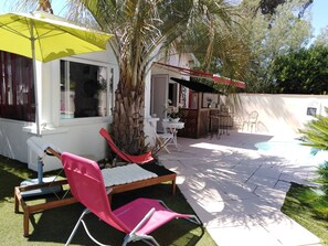 Terrace/patio - Small 30m2 house for 2 people on private property with swimming pool (Fréjus)