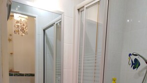 A bathroom with a white sink, mirror, and shower. - Small 30m2 house for 2 people on private property with swimming pool (Fréjus)