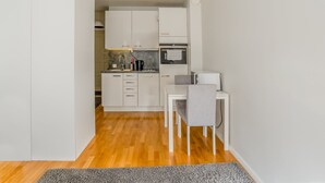 Íbúð | Einkaeldhúskrókur | Kaffivél/teketill, örbylgjuofn, uppþvottavél, rafmagnsketill