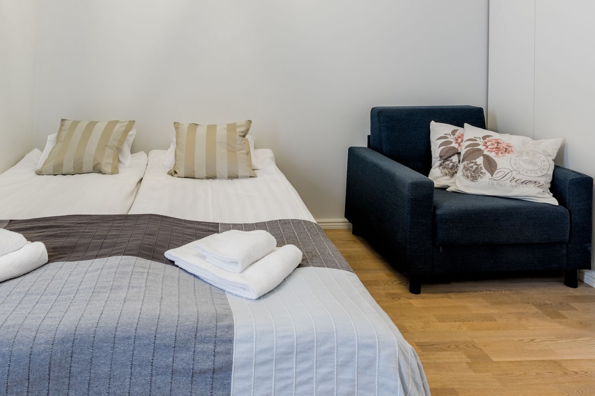 Apartment 9A 15b | Iron/ironing board, cribs (free), WiFi (free), bed sheets