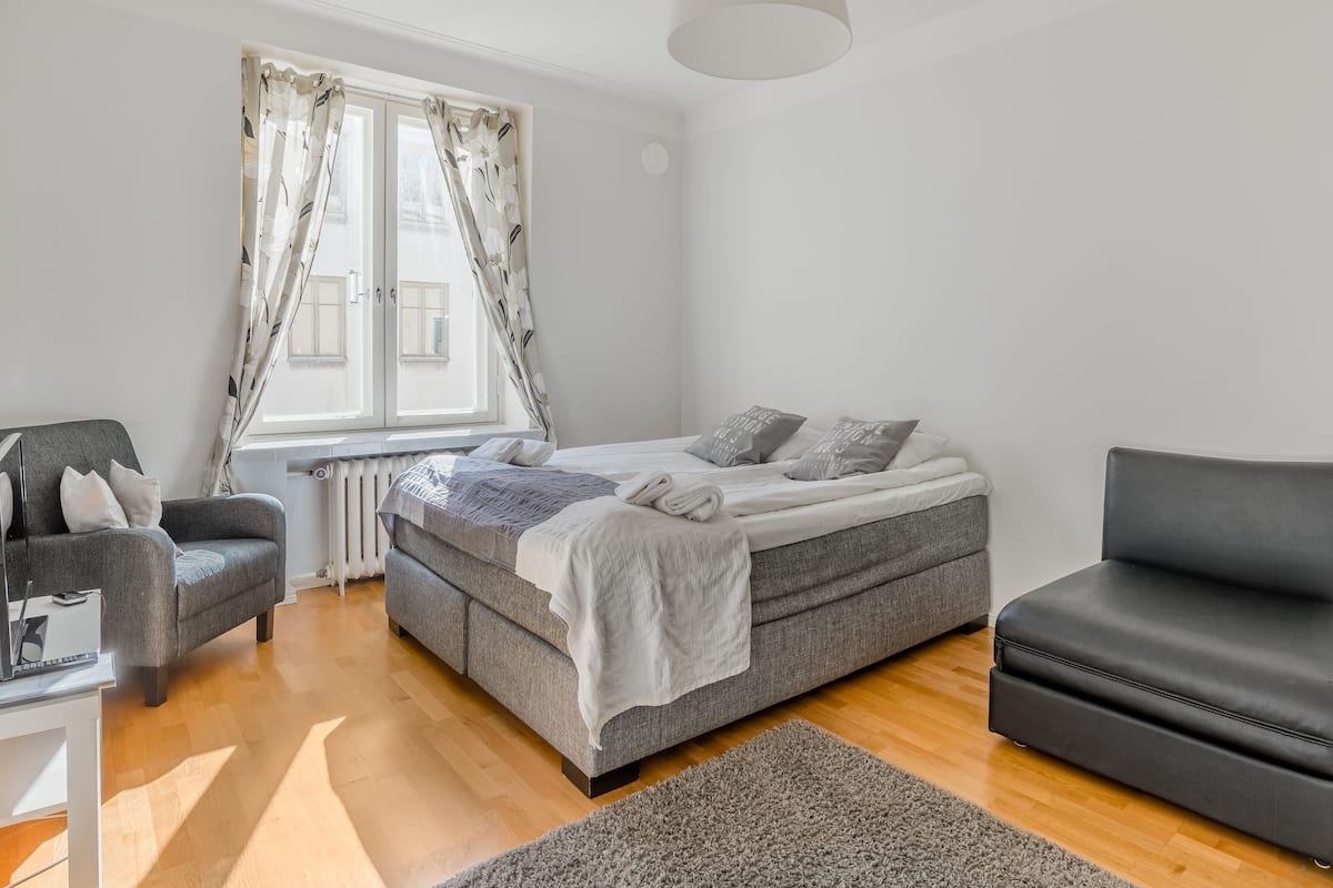 Apartment 9A 16 | Iron/ironing board, cribs (free), WiFi (free), bed sheets