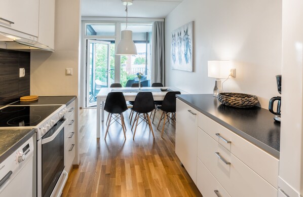 Căn hộ, 2 phòng ngủ, phòng tắm hơi | Khu vực ăn uống tại phòng