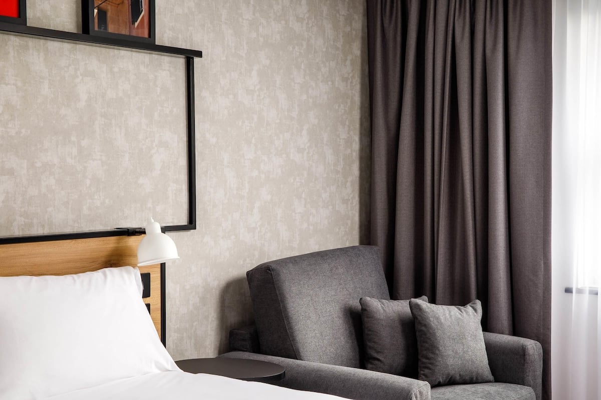 Escritorio, cortinas blackout, wifi gratis y ropa de cama