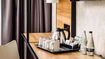 Chambre familiale, 1 lit double et 1 canapé-lit | Bureau, rideaux d’obscurcissement, accès au Wi-Fi (inclus)