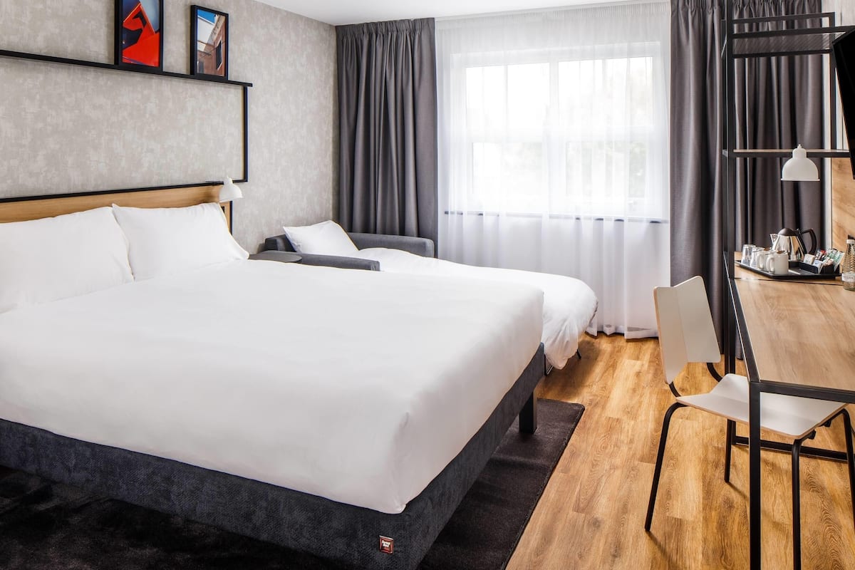 Een bureau, verduisterende gordijnen, gratis wifi, beddengoed