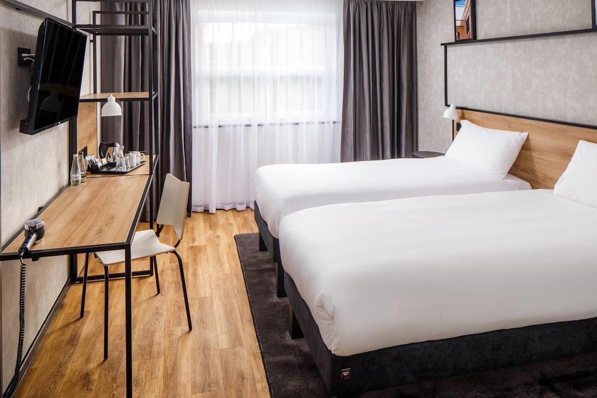Desk, blackout drapes, free WiFi, bed sheets