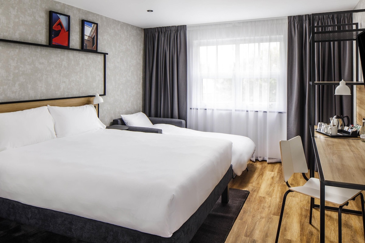 Desk, blackout curtains, free WiFi, bed sheets