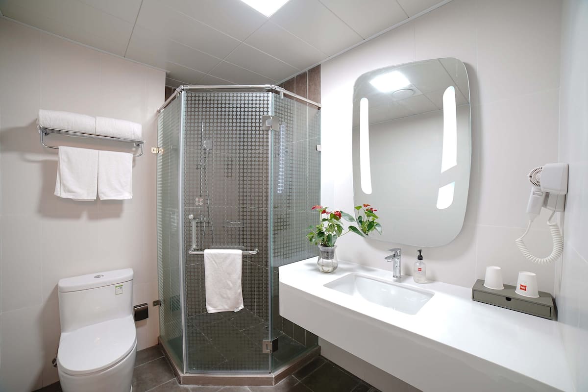 Shower, rainfall showerhead, free toiletries, hair dryer