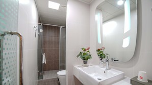 A modern bathroom with a shower, toilet, and dual sinks. - Ibis Chengdu Hi-Tech Zone Longhu Hotel (Chengdu)