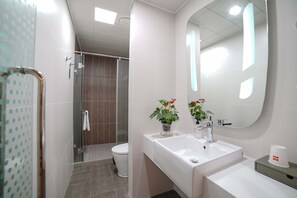 Duş, geniş duş başlığı, ücretsiz banyo/kozmetik ürünleri