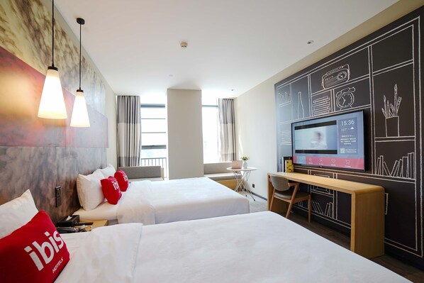 Chambre avec lits jumeaux | Espace de travail pour ordinateur portable, rideaux occultants