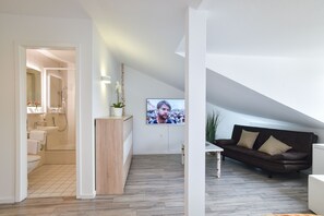 Standard Suite | Desk, blackout curtains, soundproofing, free WiFi - Habitat Esslingen (Esslingen)