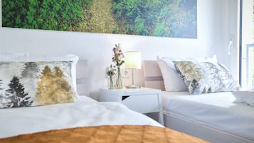 1 bedroom, desk, blackout curtains, soundproofing