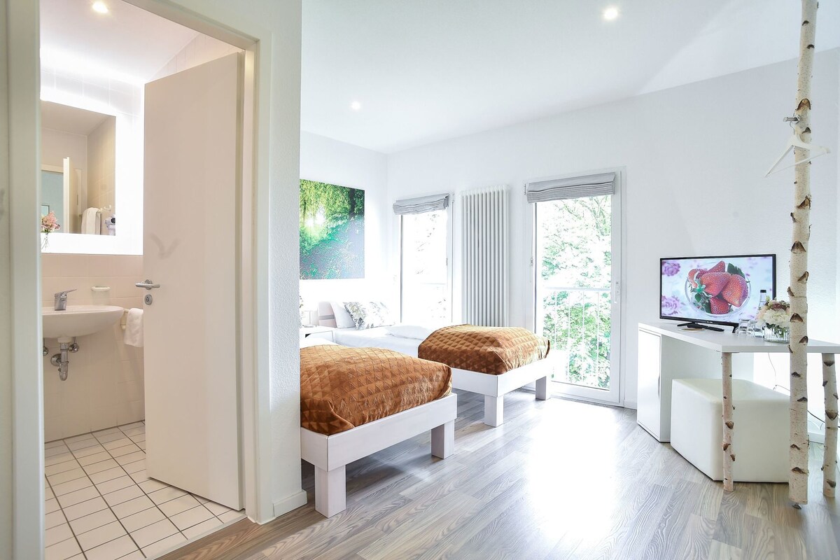Escritorio, cortinas blackout, sistema de insonorización y wifi gratis 