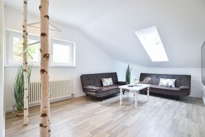 Family Room | Living area | Flat-screen TV - Habitat Esslingen (Esslingen)